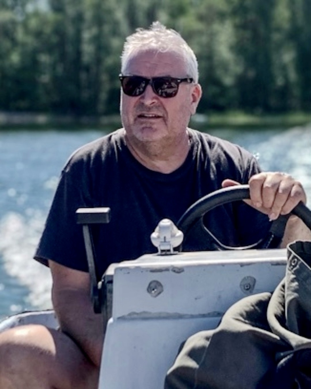 Mustavalkoinen muotokuva yrittäjä Peter Bergholmista – neljännen polven lasimestari ja Sisustuslasi Oy:n yrittäjä.